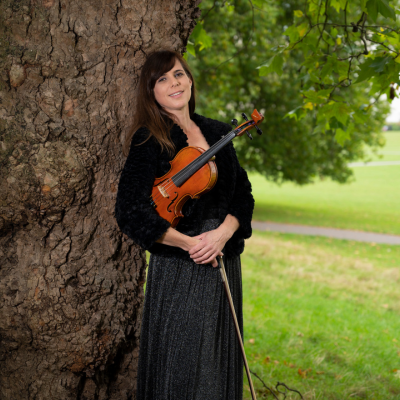 Eloise violinist garden (2)